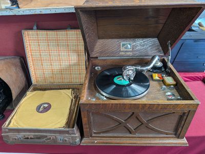 un vieux tourne-disque posé sur une table