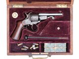 un vieux pistolet dans un coffret en bois contenant d'autres objets