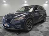 une Mazda CX-5 bleue garée sur un sol à damier