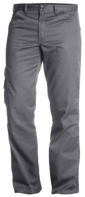 Cet homme porte un pantalon gris et une chemise blanche.