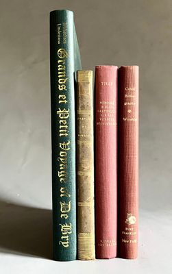 trois livres posés l'un à côté de l'autre sur une table