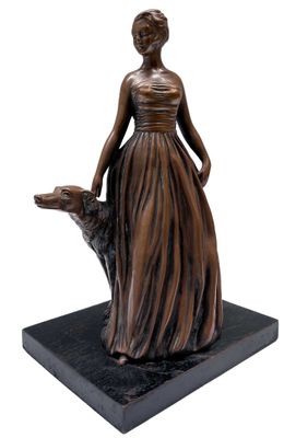 statue en bronze représentant une femme accompagnée d'un chien, posée sur un socle en marbre