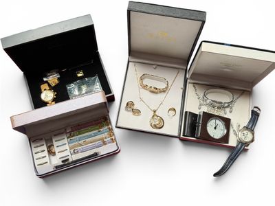 trois boîtes contenant chacune une montre