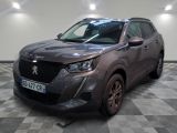 Le SUV gris est garé sur un sol à damier dans une pièce