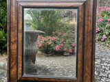 une photo d'une photo d'un reflet dans un miroir