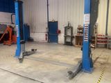 deux ascenseurs bleus dans le garage d'un immeuble