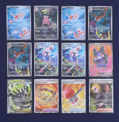 Les cartes Pokémon sont toutes alignées sur une surface bleue.