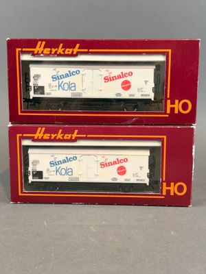 deux boîtes contenant des wagons de train miniature, empilées l'une sur l'autre