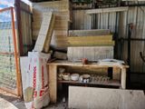 un tas de briques posé sur une table en bois
