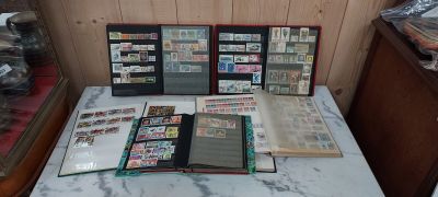 une table sur laquelle se trouvent plusieurs timbres et un livre