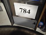 une photo d'une plaque d'immatriculation apposée sur la porte d'un immeuble