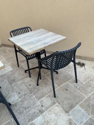 deux chaises et une table sur la terrasse