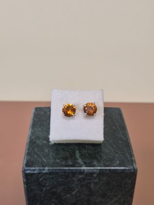 une paire de boucles d'oreilles posée sur un bloc de marbre