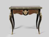 une petite table ornée d'un motif noir et or