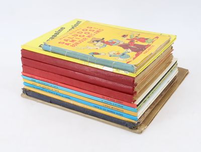 livres empilés sur une surface blanche
