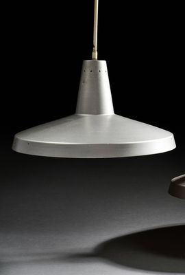 une lampe blanche suspendue au-dessus d'une table