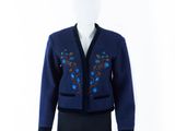 un mannequin vêtu d'un pull bleu et d'un pantalon noir