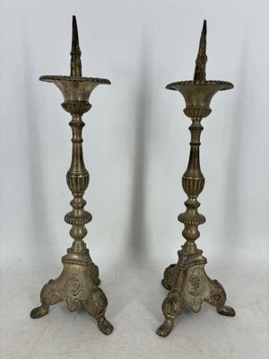 une paire de bougeoirs anciens en laiton