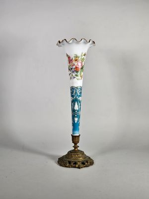 Vase tulipe en opaline émaillée de fleurs et rinceaux, la base en méta