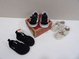 deux paires de chaussures noires et blanches et une boîte de chaussures blanches