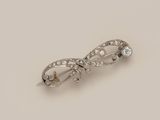 une photo d'une broche en diamant et en or blanc