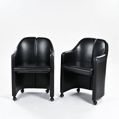 une paire de fauteuils en cuir noir sur roulettes, sur fond blanc