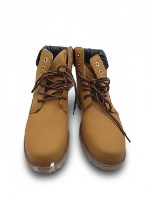 une paire de bottes marron avec des lacets marron sur fond blanc