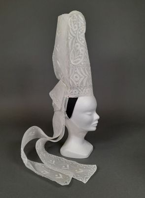 une image représentant une coiffe blanche surmontée d'un voile