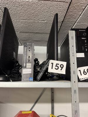 de nombreux ordinateurs posés sur une étagère, avec des étiquettes de prix