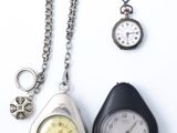 trois types de montres différents posés sur un fond blanc