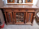 une armoire en bois surmontée d'un miroir