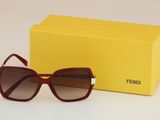 une paire de lunettes de soleil posée sur une boîte jaune