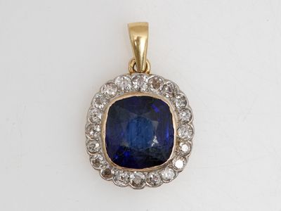 un pendentif en saphir et diamant