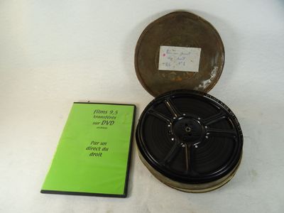 une bobine de film posée sur une table à côté d'un livre