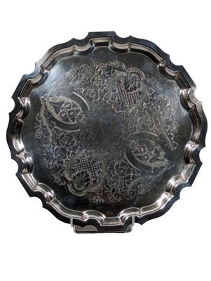 un plateau en argent orné d'un motif floral