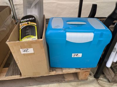une glacière bleue posée sur une palette, à côté d'un carton