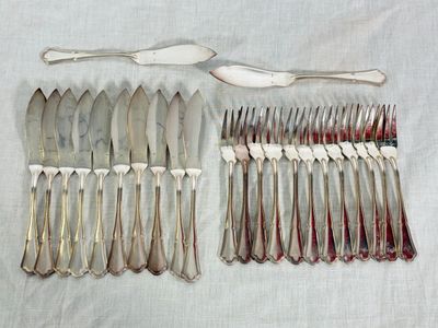 plusieurs fourchettes et cuillères disposées sur une table