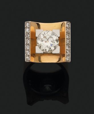 une bague en or jaune 18k et diamants