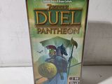 une image d'un jeu vidéo intitulé « Duel Pantheon » posée sur une table