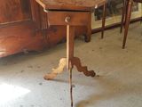 une petite table en bois avec un miroir dans un coin