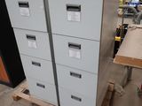 une pile de classeurs posée sur une palette dans un entrepôt