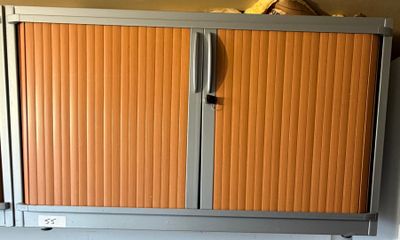 une armoire métallique surmontée d'une porte coulissante