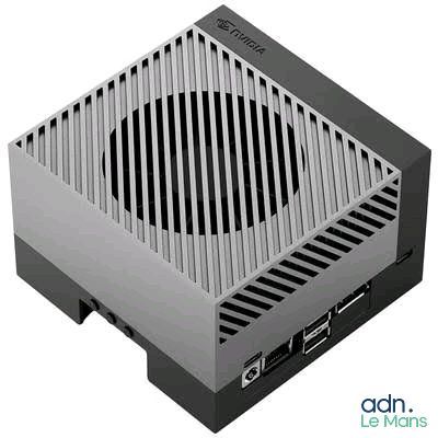 un gros plan d'un ordinateur surmonté d'un ventilateur