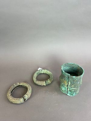 deux pièces de poterie verte posées l'une à côté de l'autre sur une table