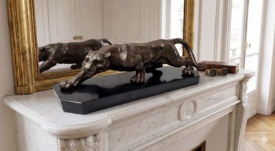 Importante preuve en bronze figurant un tigre à l’affut.