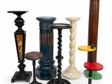 tout un tas de bougies de toutes sortes posées sur la table