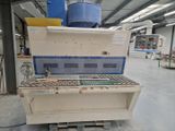 une image représentant une machine dans une usine avec un seau bleu