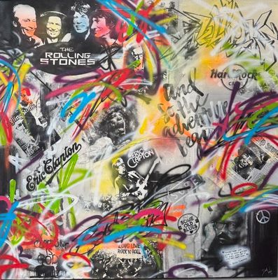 peinture représentant un groupe de personnes sur un mur recouvert de graffitis