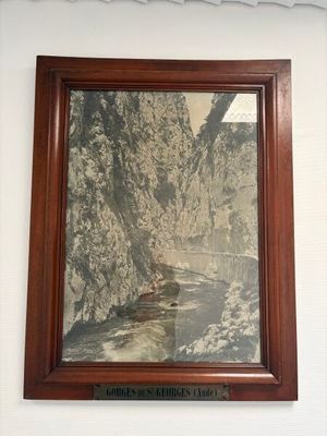 une image d'un tableau accroché au mur d'une pièce