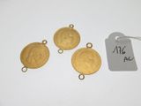 un lot de quatre breloques en forme de pièces d'or, avec une étiquette de prix